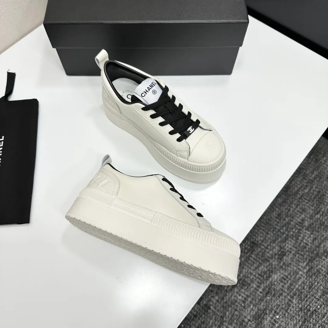 👟👟Ex-factory price 560👟👟Chanel Panda Shoes! 2025 counter's top casual sports shoes. This classic design; the upper is electro-embroidered with a variety of techniques; the outsole is fashionable and sporty; the unusual inclusion of a variety of color matching elements... The diversified mix and match is very good-looking and versatile, and can be used for leisure, fashion, sports, and outdoor... ꫛꫀꪝ Go➫ Materials: ❶Upper made of: original imported first-layer silk cowhide + original waterproof cloth + original first-layer cowhide ❷Inner lining: Breathable mesh ❸ Outsole based on: original TPU combination outsole, full set of boutique packaging for women 35–41